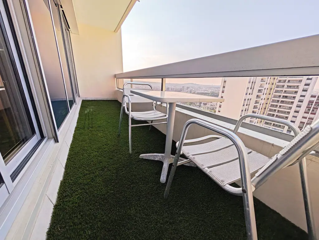 Balcon en pelouse avec table et vue sur la Tour Eiffel