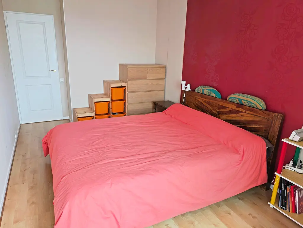 Chambre lumineuse avec vue