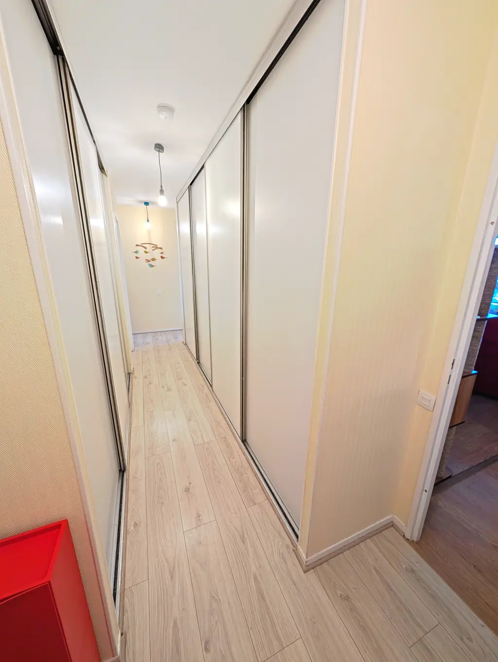 Couloir avec placards toute hauteur