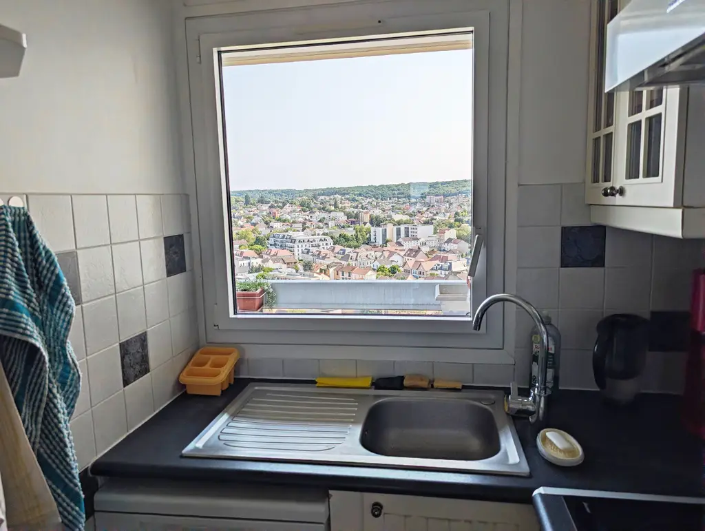 Cuisine indépendante avec fenêtre sur la vue