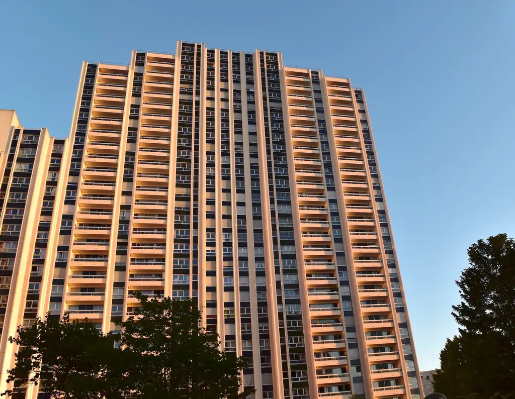 La façade de l'immeuble au coucher du soleil