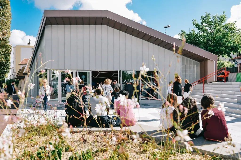 La Halle des Épinettes, animée en journée