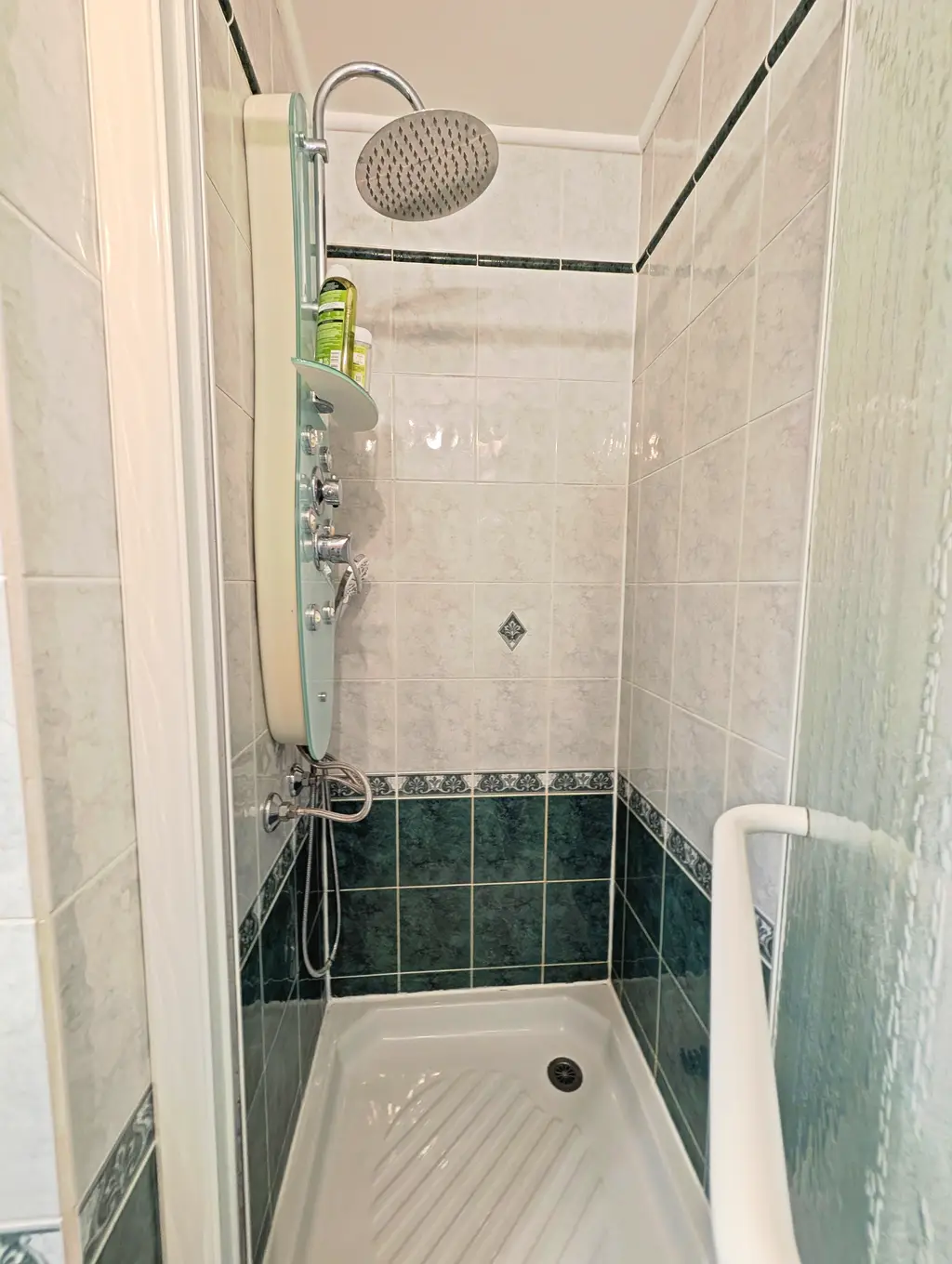 Salle d'eau avec douche