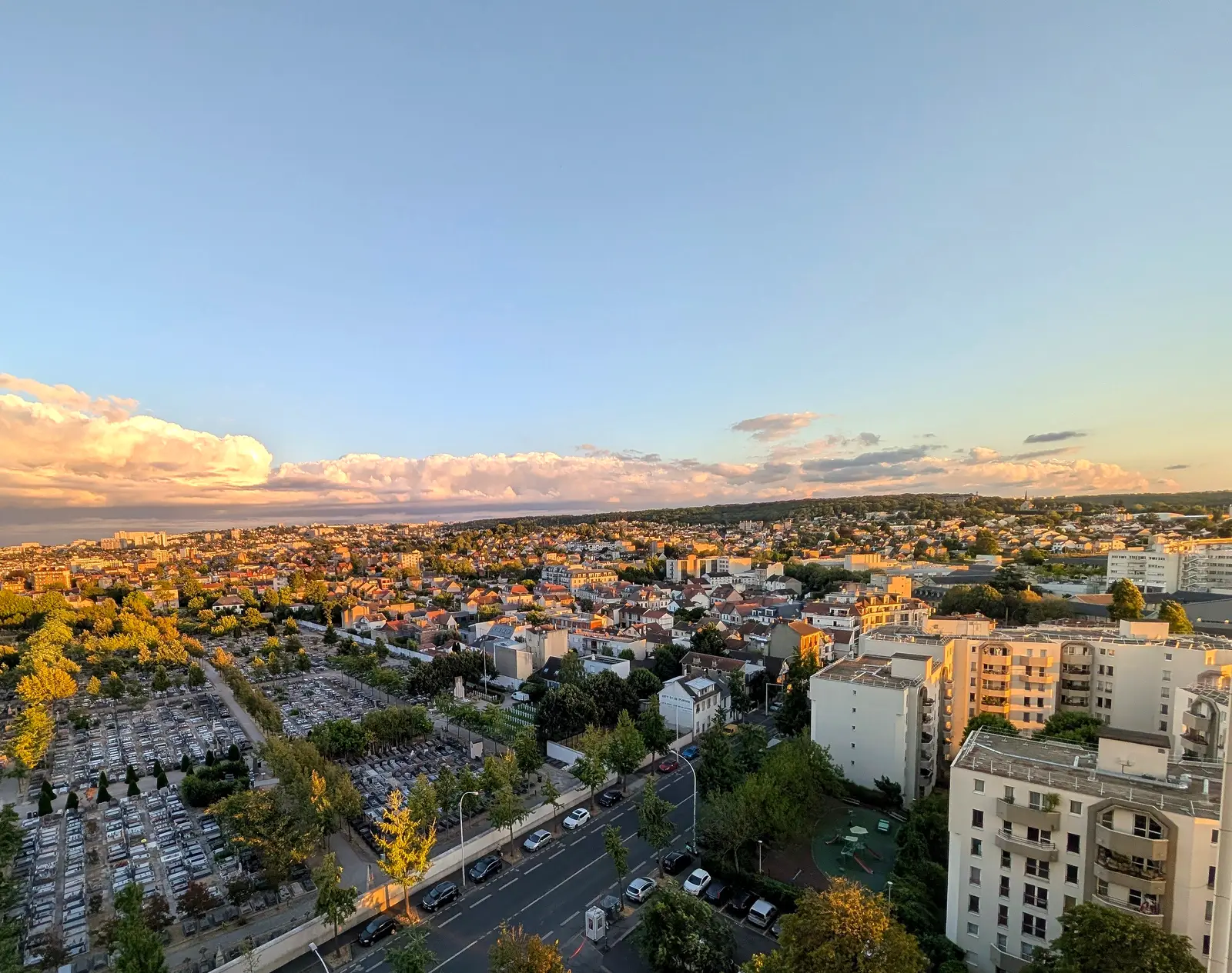 Vue panoramique au coucher du soleil sur la forêt de Meudon depuis le séjour